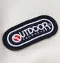 OUTDOOR PRODUCTS 裏起毛クルートレーナー オフホワイト: 袖のワッペン