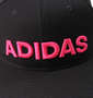 adidas リニアロゴスナップバックキャップ ブラック×ピンク: フロントロゴ刺繍