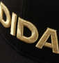 adidas スポーツリニアロゴスナップバックキャップ ブラック×ゴールド: 刺繍拡大