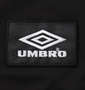UMBRO スリーブプリント半袖Tシャツ ブラック: 胸のワッペン