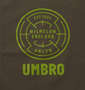 UMBRO コットンライク半袖Tシャツ グレイッシュカーキ: フロントプリント