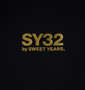 SY32 by SWEET YEARS ダブルニットエンボスカモシールドロゴフルジップパーカー ブラック×ゴールド: プリント