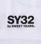 SY32 by SWEET YEARS エクスチェンジエンボスカモ半袖Tシャツ ホワイト: 左胸プリント