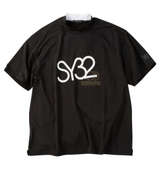 SY32 by SWEET YEARS ビッグロゴ半袖モックネックシャツ ブラック