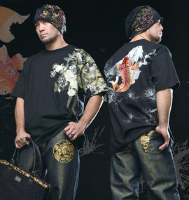 絡繰魂 富士に登鯉刺繍半袖Tシャツ ブラック