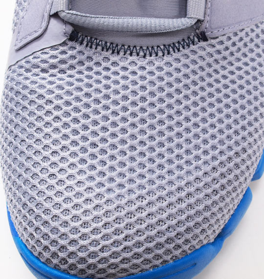 adidas スニーカー シルバーグレー