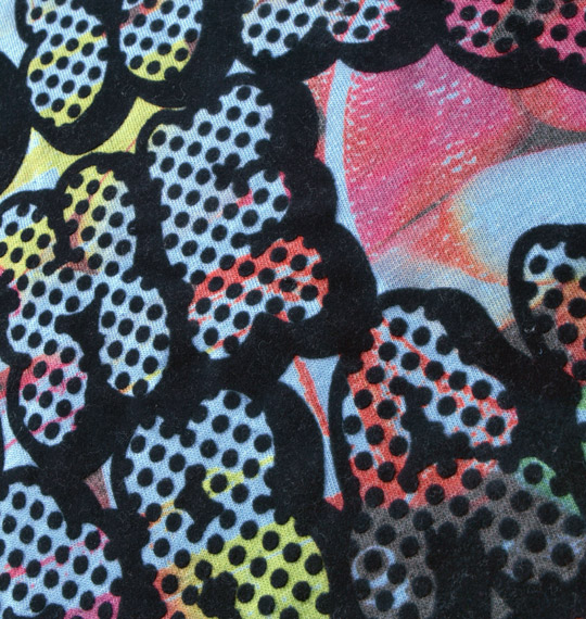 RIMASTER フロッキー&昇華転写プリント半袖Tシャツ サックス×ネイビー