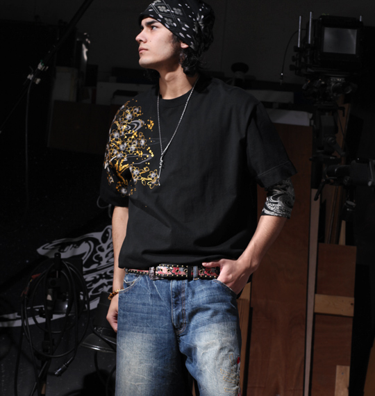 絡繰魂 招き猫刺繍Tシャツ(半袖) ブラック