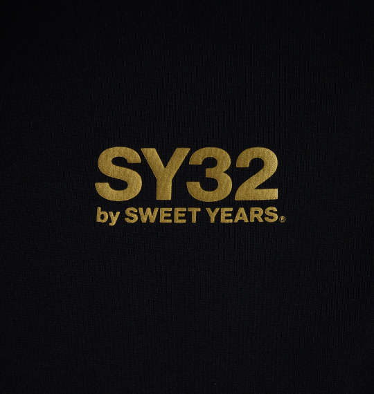 SY32 by SWEET YEARS ダブルニットエンボスカモシールドロゴフルジップパーカー ブラック×ゴールド